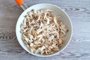 Гречневая лапша с вешенками и курицей