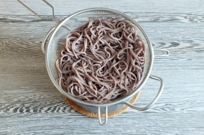 Гречневая лапша с вешенками и курицей