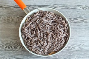 Гречневая лапша с вешенками и курицей