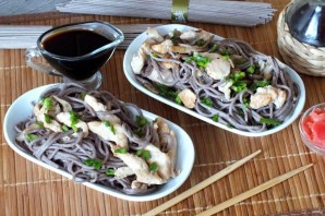 Гречневая лапша с вешенками и курицей