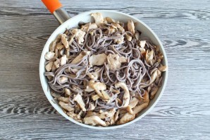 Гречневая лапша с вешенками и курицей