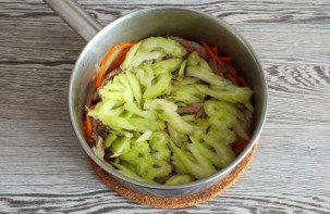 Индейка с сельдереем и морковью