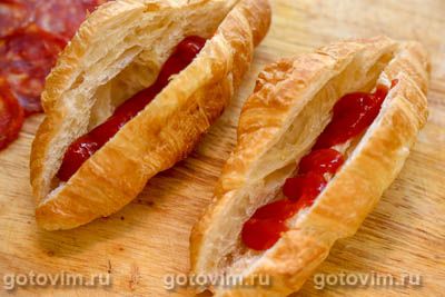 Круассан-сэндвич с чоризо и сыром