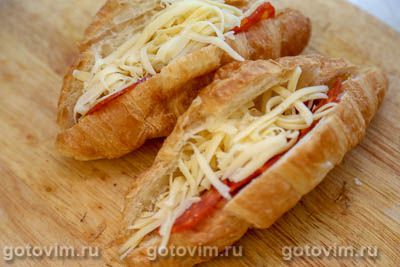 Круассан-сэндвич с чоризо и сыром