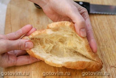 Круассан-сэндвич с чоризо и сыром