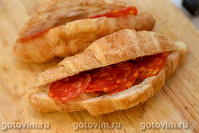 Круассан-сэндвич с чоризо и сыром