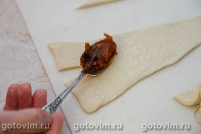 Круассаны из готового теста с абрикосовым джемом Круассаны из готового теста с абрикосовым джемом