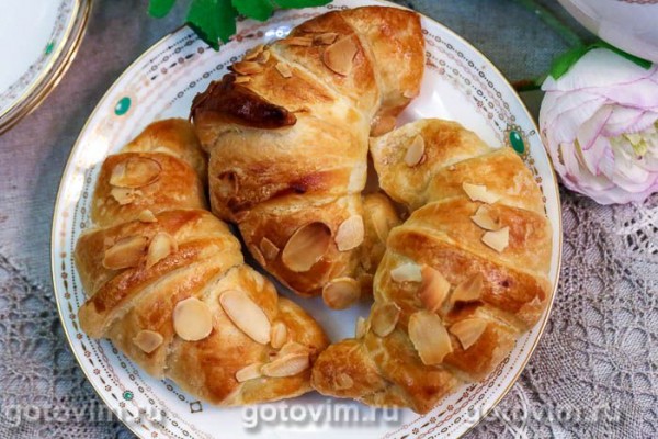 Круассаны из готового теста с абрикосовым джемом Круассаны из готового теста с абрикосовым джемом