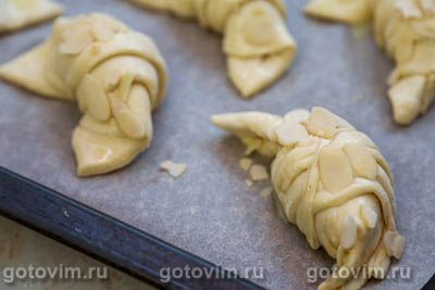 Круассаны из готового теста с абрикосовым джемом Круассаны из готового теста с абрикосовым джемом