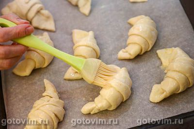 Круассаны из готового теста с абрикосовым джемом Круассаны из готового теста с абрикосовым джемом