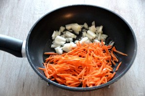 Крылышки тушеные с капустой