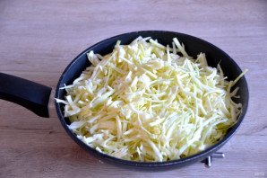 Крылышки тушеные с капустой