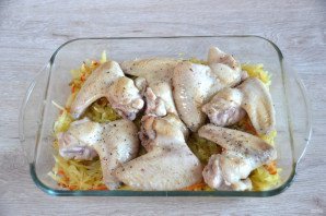 Крылышки тушеные с капустой