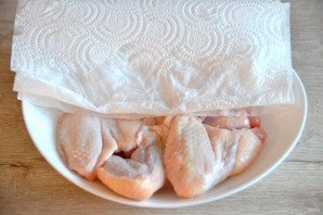 Крылышки тушеные с капустой