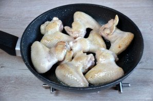 Крылышки тушеные с капустой