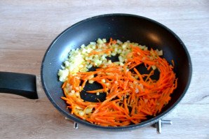 Крылышки тушеные с капустой