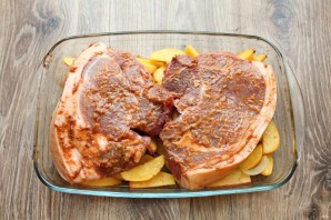 Мясо на косточке с картошкой в духовке