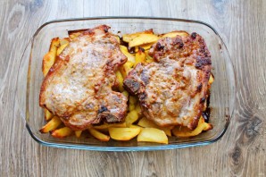 Мясо на косточке с картошкой в духовке