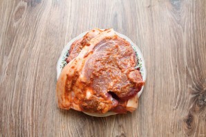 Мясо на косточке с картошкой в духовке