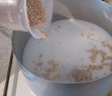 Овсяная каша к завтраку с ягодами и орехами Овсяная каша к завтраку с ягодами и орехами