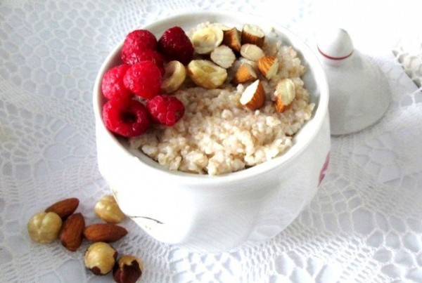 Овсяная каша к завтраку с ягодами и орехами Овсяная каша к завтраку с ягодами и орехами