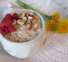 Овсяная каша к завтраку с ягодами и орехами Овсяная каша к завтраку с ягодами и орехами