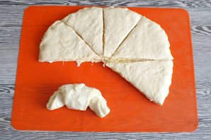 Рогалики с сыром из дрожжевого теста