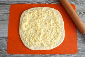 Рогалики с сыром из дрожжевого теста