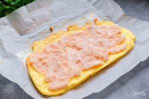 Рулет из омлета с куриным фаршем