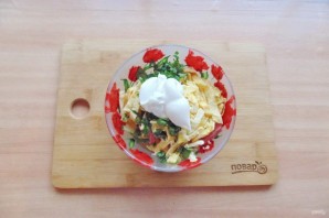 Салат из яичных блинчиков и колбасы