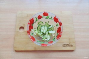 Салат из яичных блинчиков и колбасы