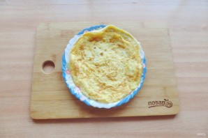 Салат из яичных блинчиков и колбасы