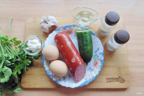 Салат из яичных блинчиков и колбасы