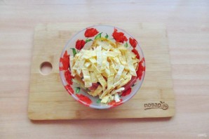 Салат из яичных блинчиков и колбасы