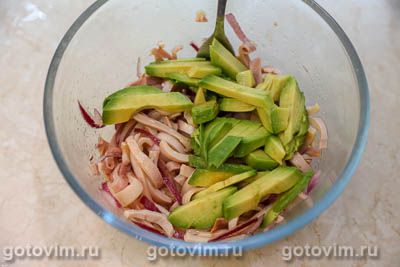 Салат из кальмаров с авокадо и яйцом