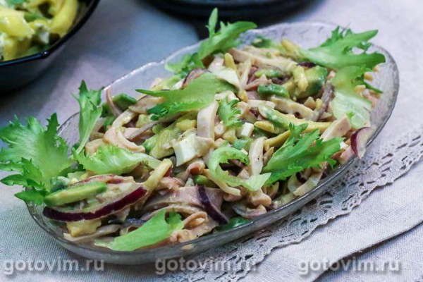 Салат из кальмаров с авокадо и яйцом