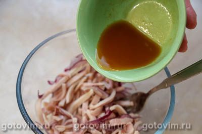 Салат из кальмаров с авокадо и яйцом