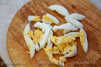 Салат из кальмаров с авокадо и яйцом