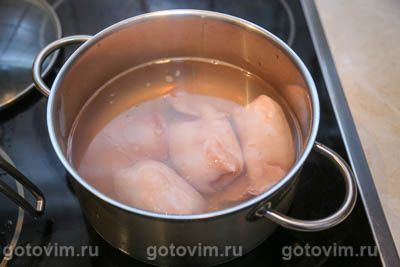 Салат из кальмаров с авокадо и яйцом