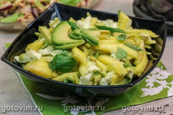 Салат из манго с авокадо и сыром моцарелла