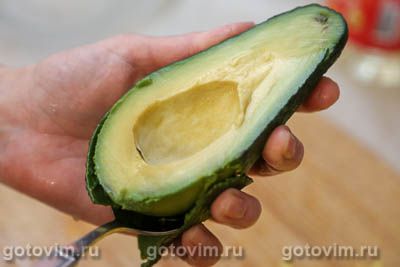 Салат из манго с авокадо и сыром моцарелла