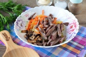 Салат из свиного сердца с грибами