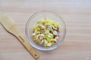 Салат с бужениной и грибами