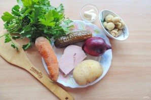 Салат с бужениной и грибами