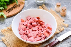 Салат с кукурузой и сервелатом