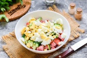 Салат с кукурузой и сервелатом