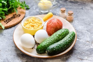 Салат с кукурузой и сервелатом