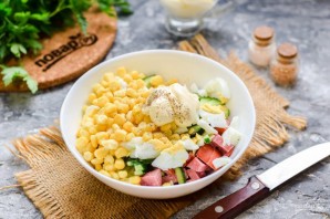 Салат с кукурузой и сервелатом