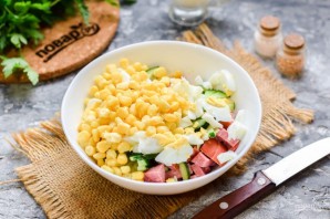 Салат с кукурузой и сервелатом