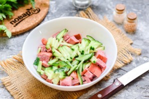 Салат с кукурузой и сервелатом